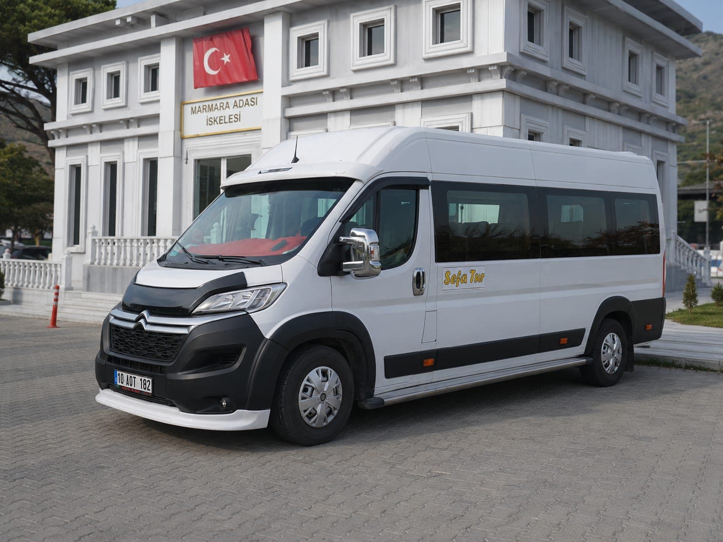 Citroën Jumper minibüsümüz Marmara Adası iskele binasının önünde